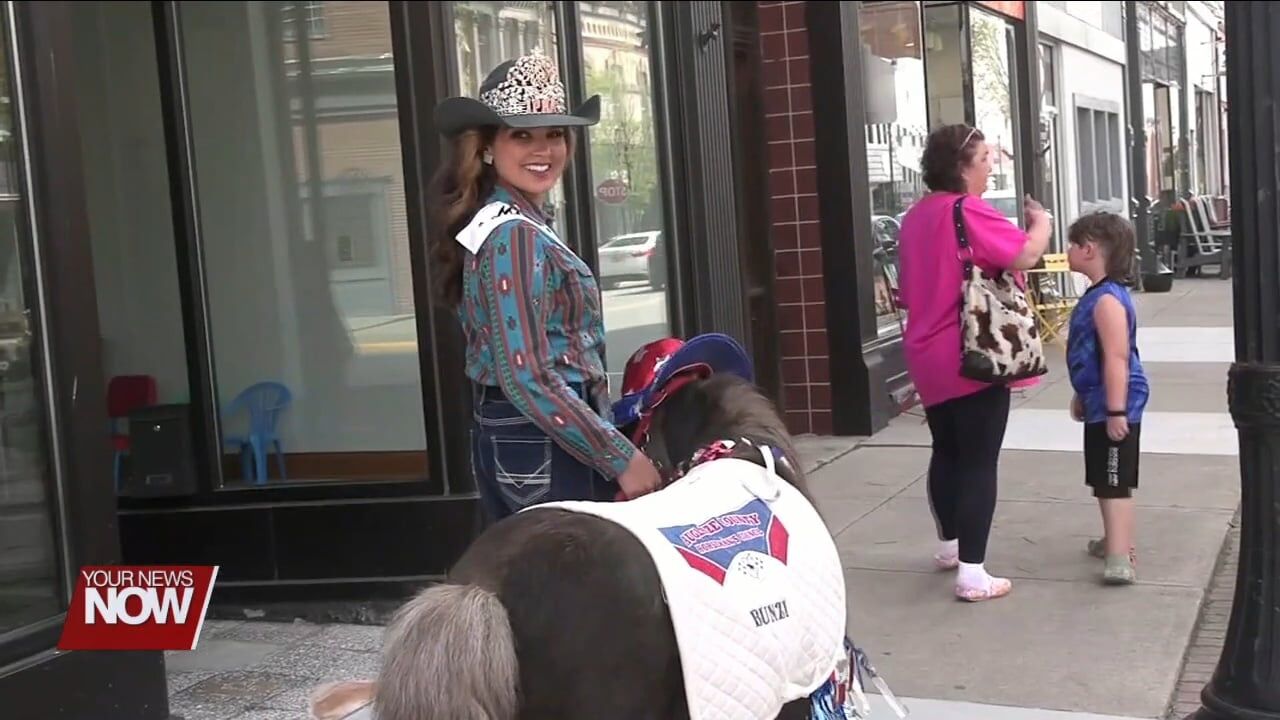 2024 Miss Rodeo USA visits neighboring stores in the Wapakoneta community